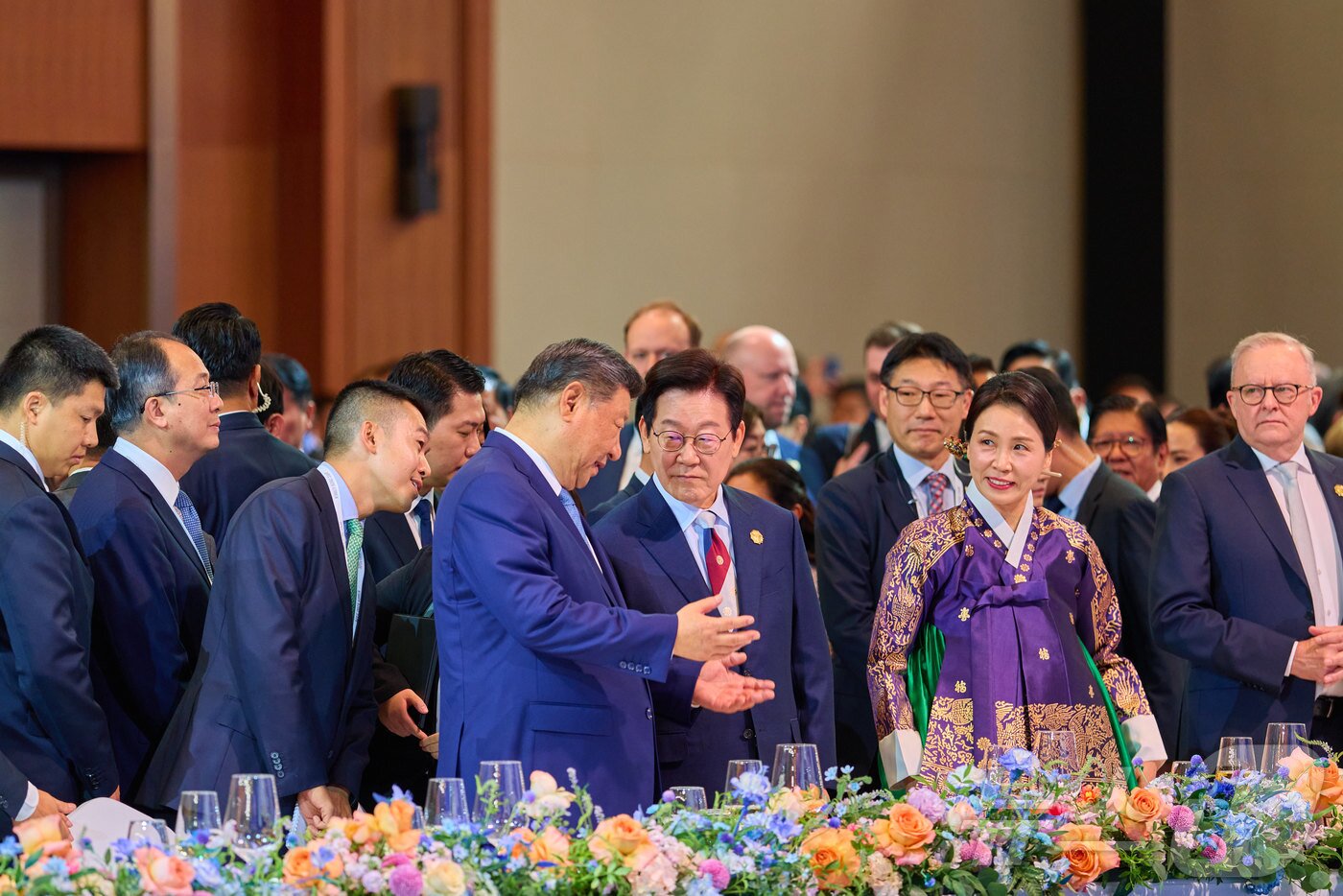 본문 이미지 - 이재명 대통령과 시진핑 중국 국가주석이 지난 31일 경북 경주시 라한셀렉트호텔에서 열린 2025 아시아태평양경제협력체(APEC) 정상회의 만찬에서 대화를 하고 있다. (대통령실 제공. 재판매 및 DB 금지) 2025.11.1/뉴스1 ⓒ News1 이재명 기자