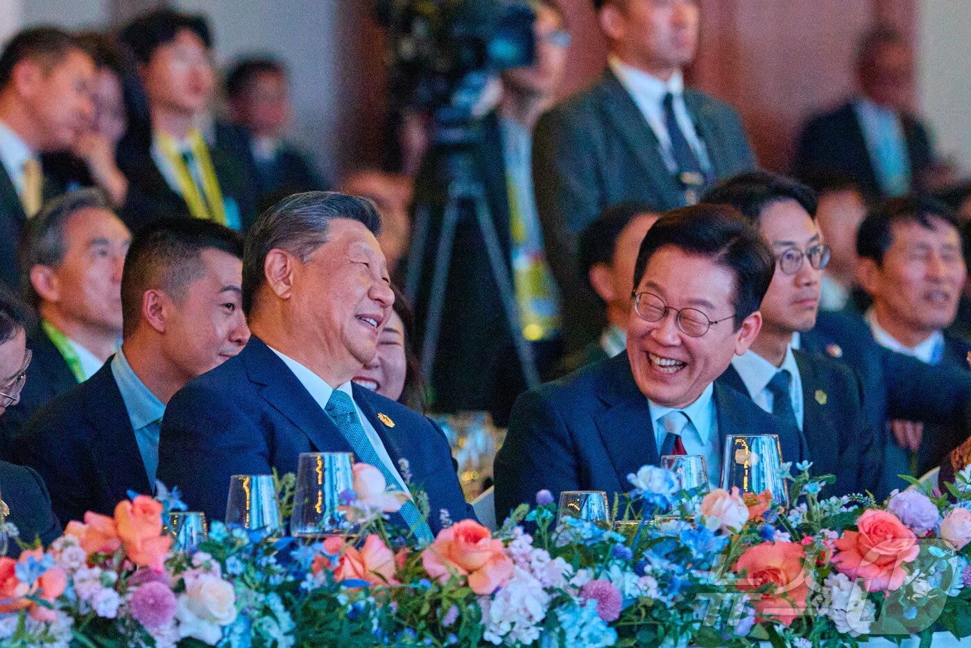 본문 이미지 - 이재명 대통령과 시진핑 중국 국가주석이 지난달 31일 경북 경주시 라한셀렉트호텔에서 열린 2025 아시아태평양경제협력체(APEC) 정상회의 만찬에서 대화를 하고 있다. (대통령실 제공. 재판매 및 DB 금지) 2025.11.1/뉴스1 ⓒ News1 이재명 기자