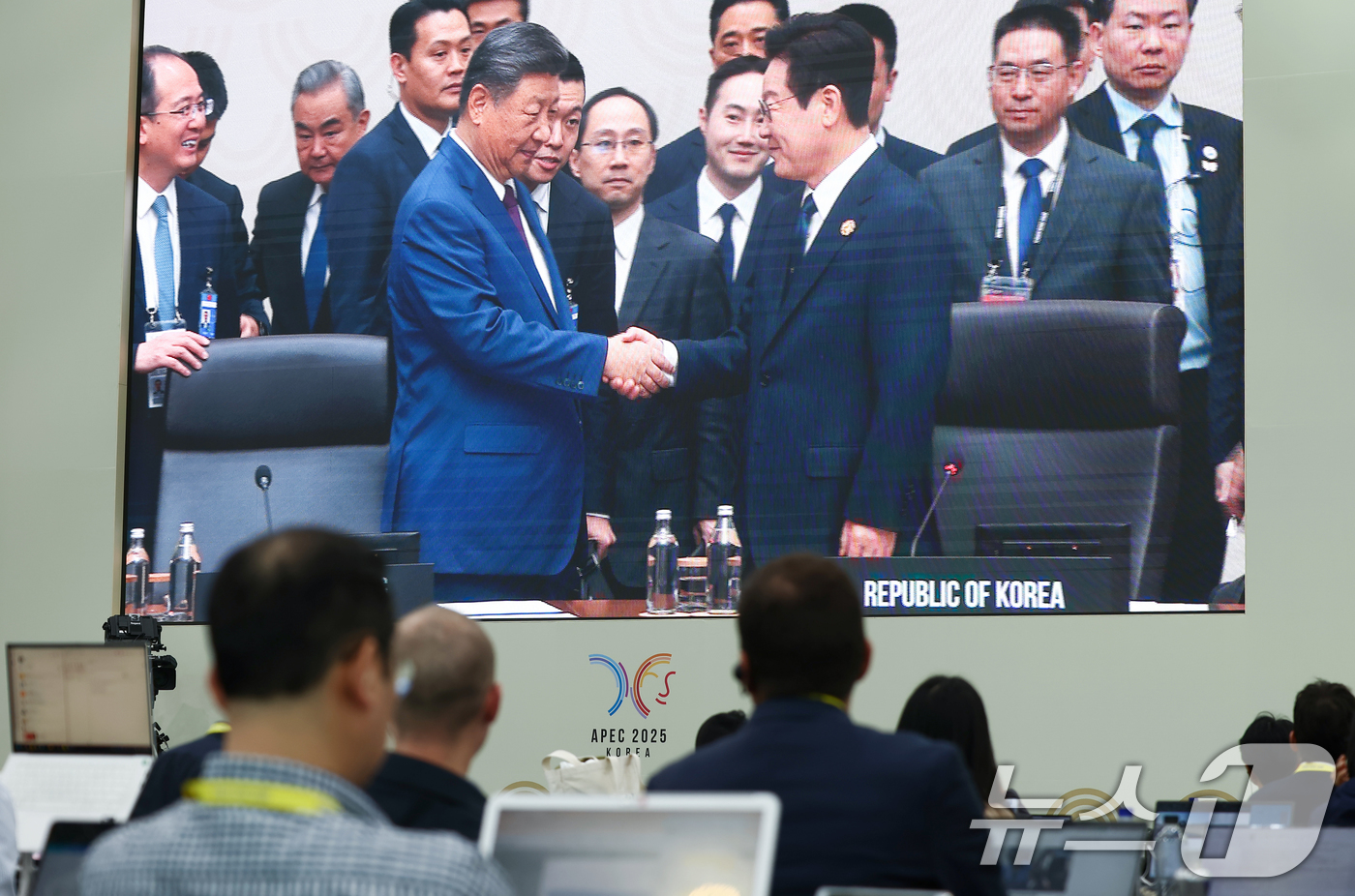(경주=뉴스1) 김민지 기자 = 이재명 대통령과 시진핑 중국 국가주석이 2025 아시아태평양경제협력체(APEC) 정상회의 제2세션에서 악수하는 모습이 1일 경북 경주화백컨벤션센터( …
