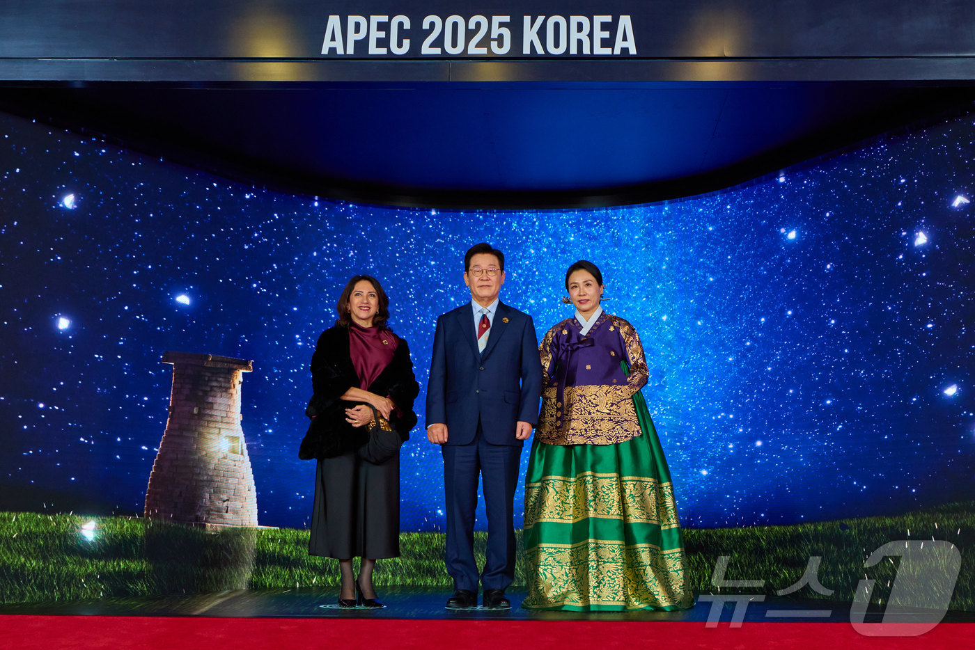 (서울=뉴스1) 이재명 기자 = 이재명 대통령과 김혜경 여사가 지난 31일 경북 경주시 라한셀렉트호텔에서 열린 2025 아시아태평양경제협력체(APEC) 정상회의 만찬에서 테레사 메 …