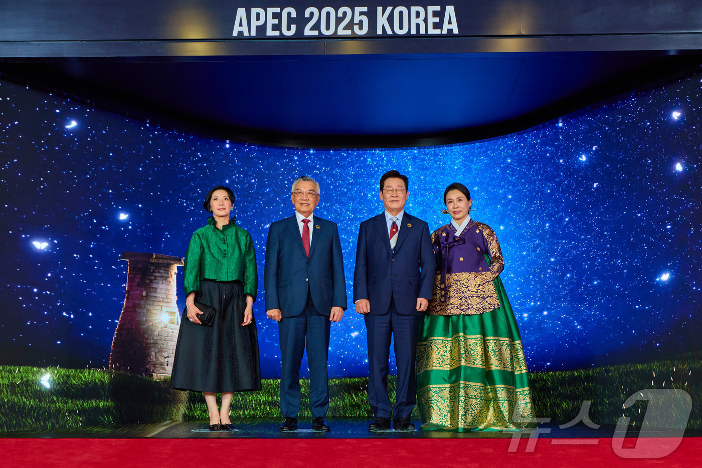 (서울=뉴스1) 이재명 기자 = 이재명 대통령과 김혜경 여사가 지난 31일 경북 경주시 라한셀렉트호텔에서 열린 2025 아시아태평양경제협력체(APEC) 정상회의 만찬에서 린신이 대 …