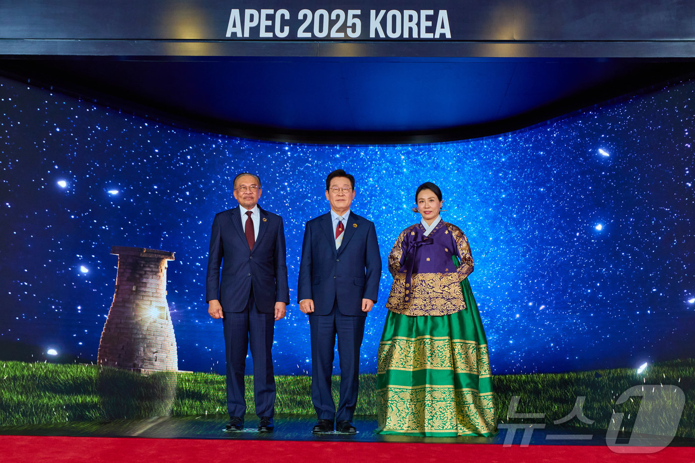 (서울=뉴스1) 이재명 기자 = 이재명 대통령과 김혜경 여사가 지난 31일 경북 경주시 라한셀렉트호텔에서 열린 2025 아시아태평양경제협력체(APEC) 정상회의 만찬에서 안와르 이 …
