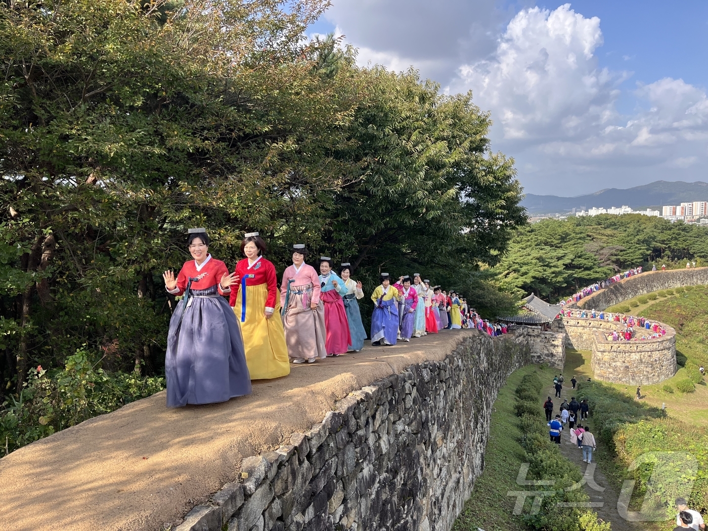 (고창=뉴스1) 김동규 기자 = 1일 전북 고창군에서 '모양성제'의 하이라이트 ‘답성놀이’가 열리고 있다. 머리 위에 성을 한 바퀴 돌면 다리병이 낫고, 두 바퀴 돌면 무병장수하고 …