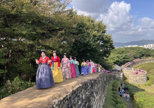 '고창 모양성 돌고 있는 아낙들'