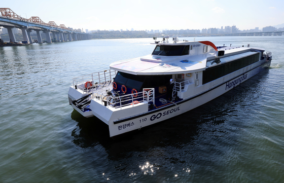 80여명 탑승 한강버스 강바닥에 걸려 멈춰서…"전원 구조 완료"
