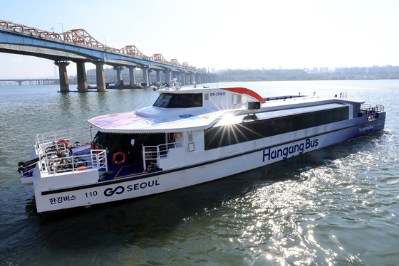물 위에서 멈춰버린 한강버스, 구조정 이용해 승객 구조…"인명피해 없어"