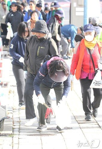 본문 이미지 - 1일 제주시 신산공원과 오현단 일원에서 '걸으멍(걷고), 도르멍(뛰고), 주시멍(줍고)' 제7회 '제주 플로깅(Jeju-Plogging)'이 열렸다. 이 행사는 제주도지속가능발전협의회, 뉴스1제주본부, 제주녹색환경지원센터가 주최·주관하고 제주도, 제주도개발공사가 후원한다. 2025.11.1/뉴스1 ⓒ News1 강승남 기자