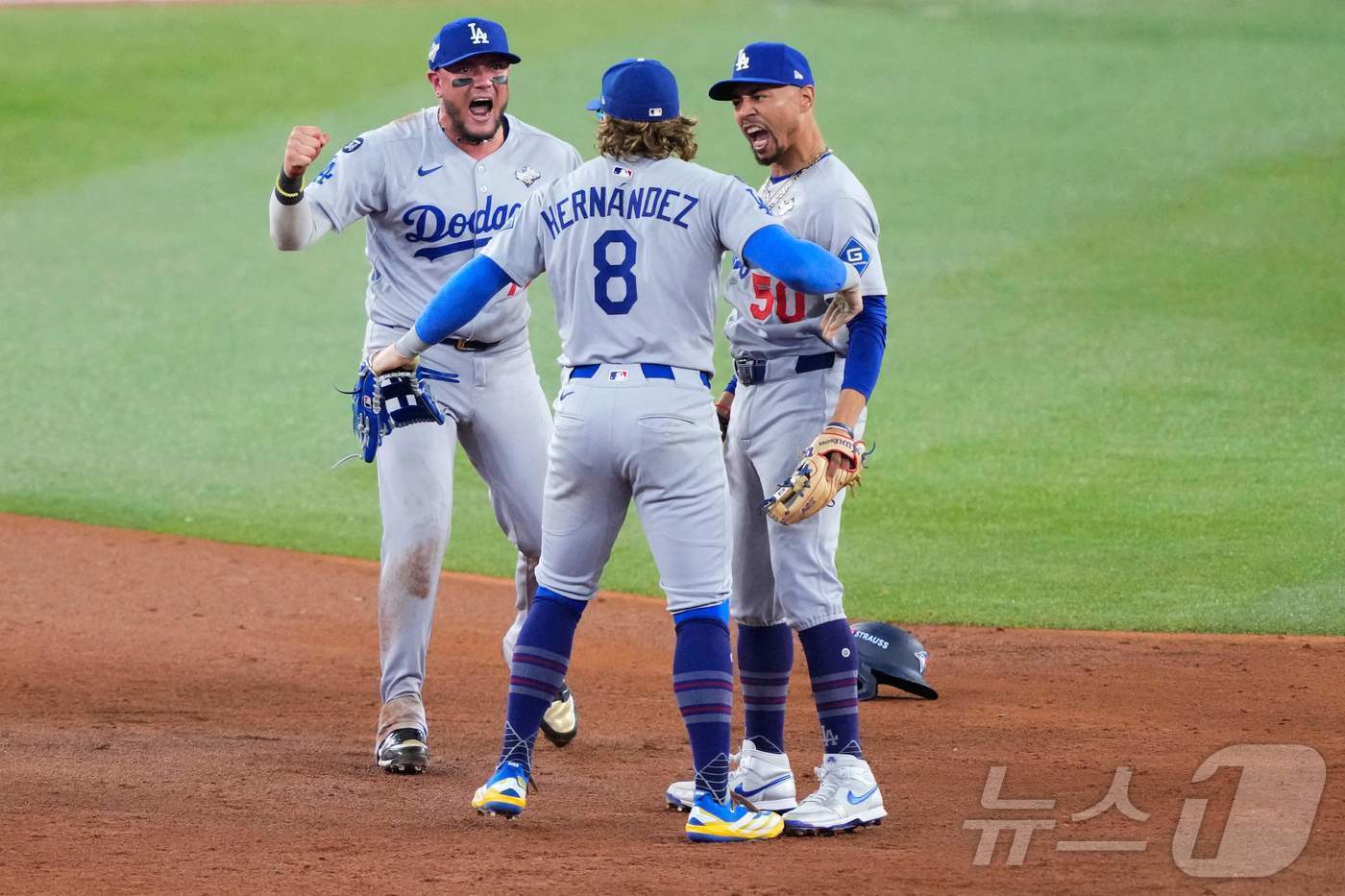 본문 이미지 - LA 다저스 선수들이 6차전 승리를 확정한 직후 기뻐하고 있다. ⓒ AFP=뉴스1