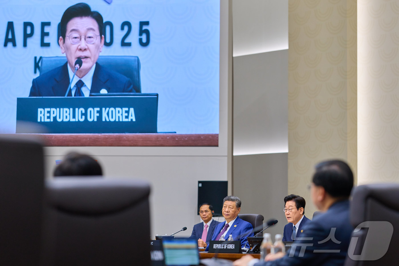 (서울=뉴스1) 이재명 기자 = 이재명 대통령이 1일 경북 경주시 화백컨벤션센터(HICO)에서 열린 2025 아시아태평양경제협력체(APEC) 정상회의 제2세션에서 개회사를 하고 있 …
