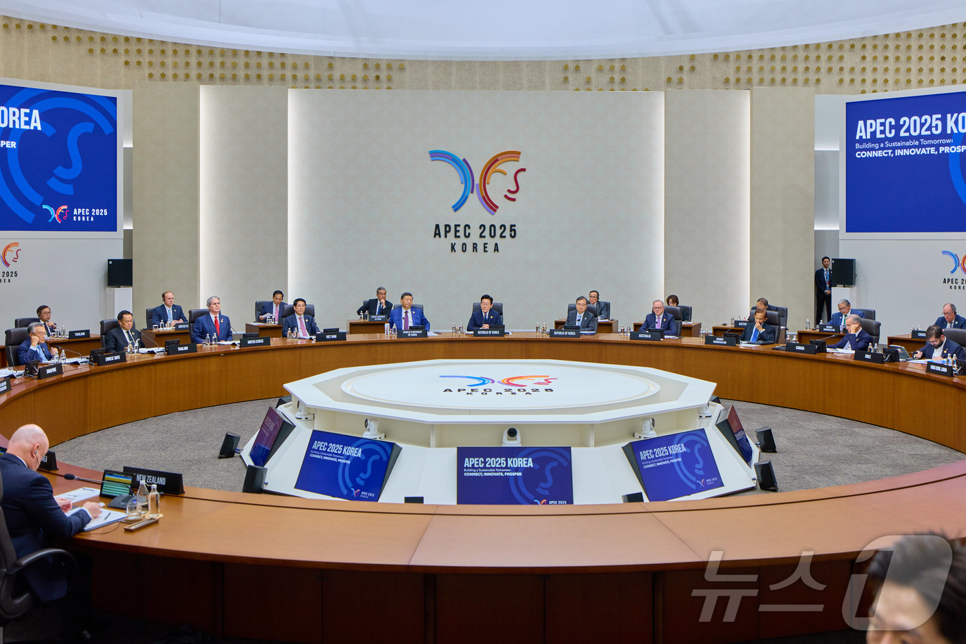 (서울=뉴스1) 이재명 기자 = 이재명 대통령이 1일 경북 경주시 화백컨벤션센터(HICO)에서 열린 2025 아시아태평양경제협력체(APEC) 정상회의 제2세션에서 개회사를 하고 있 …