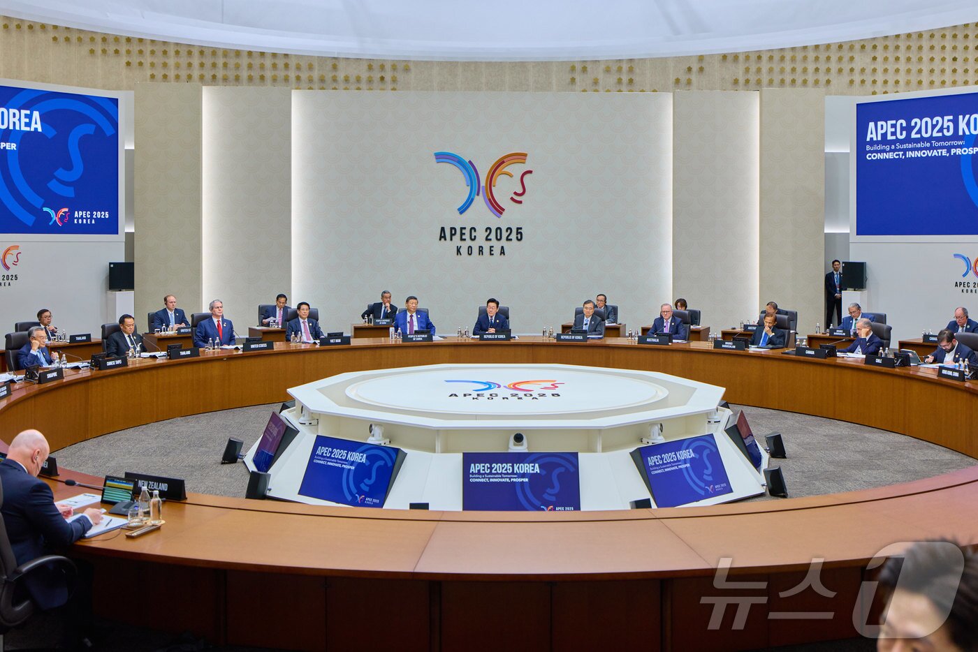 본문 이미지 - 이재명 대통령이 1일 경북 경주시 화백컨벤션센터(HICO)에서 열린 2025 아시아태평양경제협력체(APEC) 정상회의 제2세션에서 개회사를 하고 있다. (대통령실 제공. 재판매 및 DB 금지) 2025.11.1/뉴스1 ⓒ News1 이재명 기자