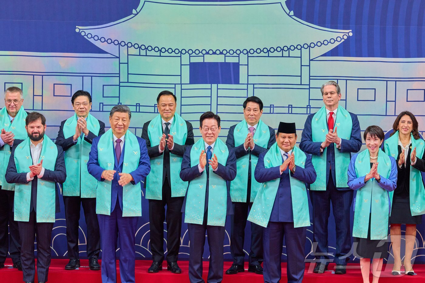 본문 이미지 - 이재명 대통령이  지난1일 경북 경주시 화백컨벤션센터&#40;HICO&#41;에서 열린 2025 아시아태평양경제협력체&#40;APEC&#41; 정상회의를 마친 후 회원국 정상들과 기념촬영을 하고 있다. &#40;대통령실 제공. 재판매 및 DB 금지&#41; 2025.11.1/뉴스1 ⓒ News1 이재명 기자