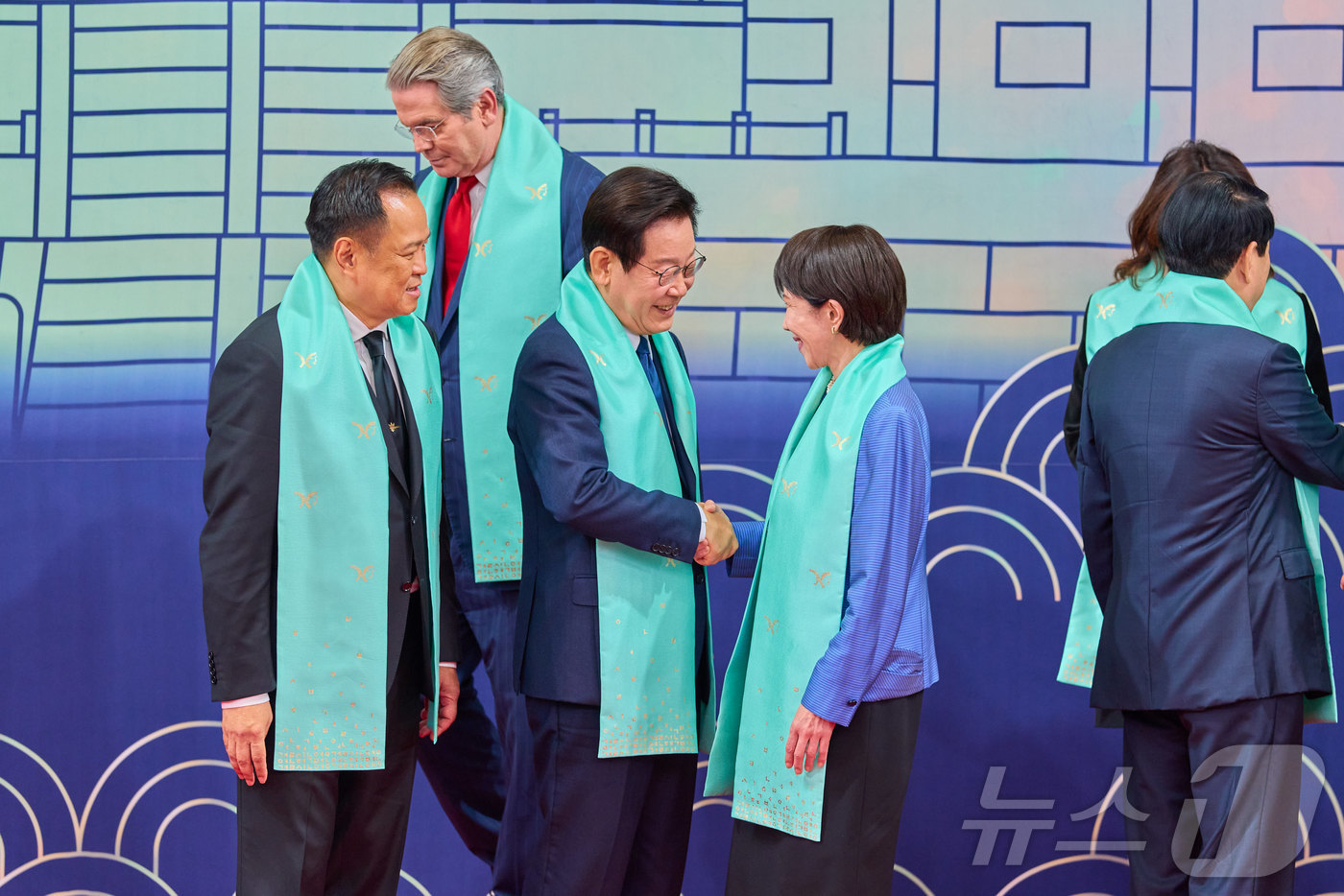 (서울=뉴스1) 이재명 기자 = 이재명 대통령과 다카이치 사나에 일본 총리가 1일 경북 경주시 화백컨벤션센터(HICO)에서 열린 2025 아시아태평양경제협력체(APEC) 정상회의 …