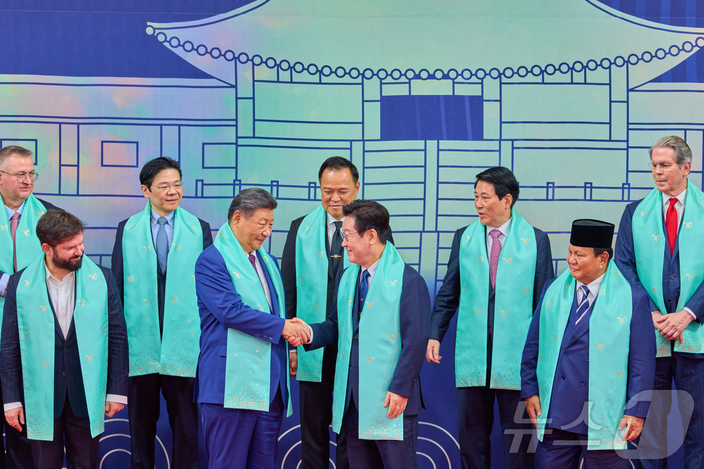 (서울=뉴스1) 이재명 기자 = 이재명 대통령과 시진핑 중국 국가주석이 1일 경북 경주시 화백컨벤션센터(HICO)에서 열린 2025 아시아태평양경제협력체(APEC) 정상회의 기념촬 …