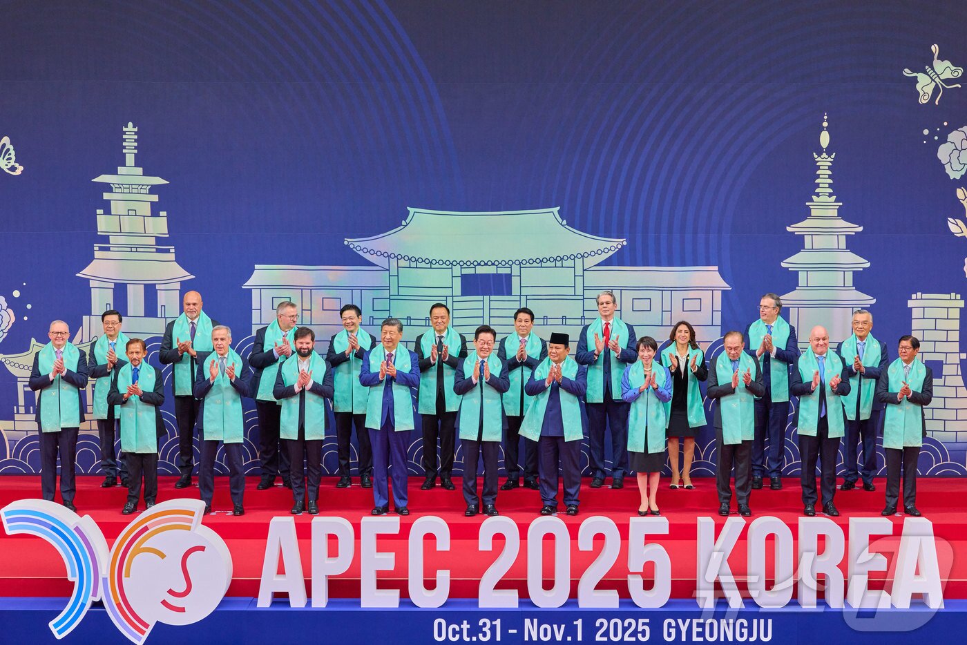 본문 이미지 - 이재명 대통령이 1일 경북 경주시 화백컨벤션센터&#40;HICO&#41;에서 열린 2025 아시아태평양경제협력체&#40;APEC&#41; 정상회의를 마친 후 회원국 정상들과 기념촬영을 하고 있다. &#40;대통령실 제공. 재판매 및 DB 금지&#41; 2025.11.1/뉴스1 ⓒ News1 이재명 기자