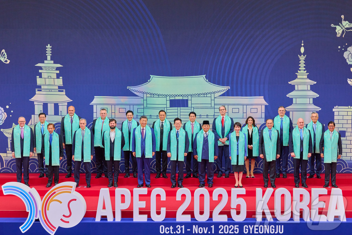 (서울=뉴스1) 이재명 기자 = 이재명 대통령이 1일 경북 경주시 화백컨벤션센터(HICO)에서 열린 2025 아시아태평양경제협력체(APEC) 정상회의를 마친 후 회원국 정상들과 기 …