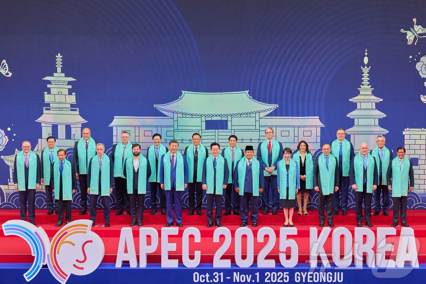 본문 이미지 - 이재명 대통령이 지난 1일 경북 경주시 화백컨벤션센터&#40;HICO&#41;에서 열린 2025 아시아태평양경제협력체&#40;APEC&#41; 정상회의를 마친 후 회원국 정상들과 기념촬영을 하고 있다. &#40;대통령실 제공. 재판매 및 DB 금지&#41; 2025.11.1/뉴스1 ⓒ News1 이재명 기자