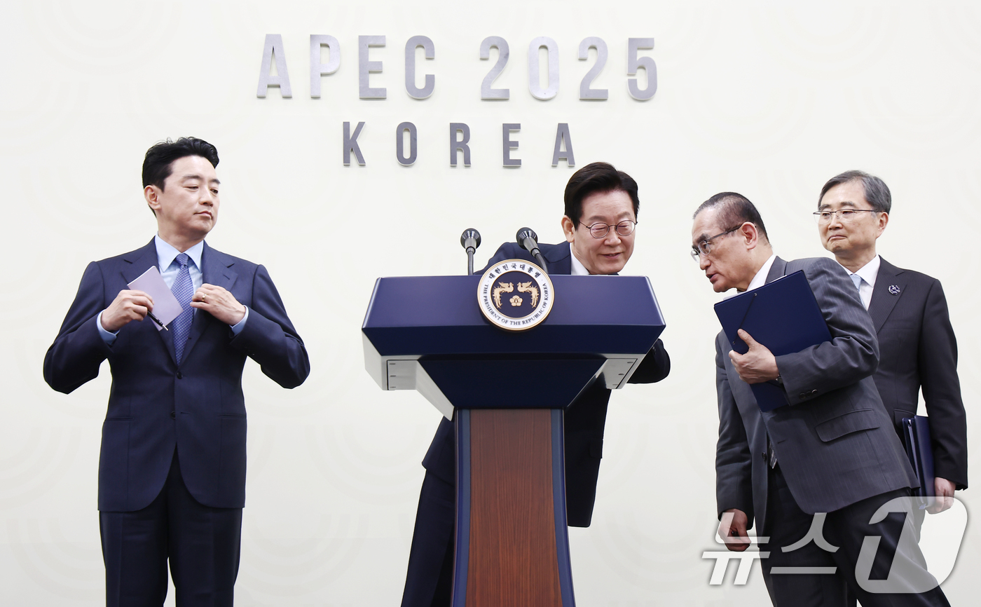 (경주=뉴스1) 김민지 기자 = 이재명 대통령이 2025 아시아태평양경제협력체(APEC) 정상회의 폐막일인 1일 오후 경북 경주화백컨벤션센터(HICO) 인근 국제미디어센터(IMC) …