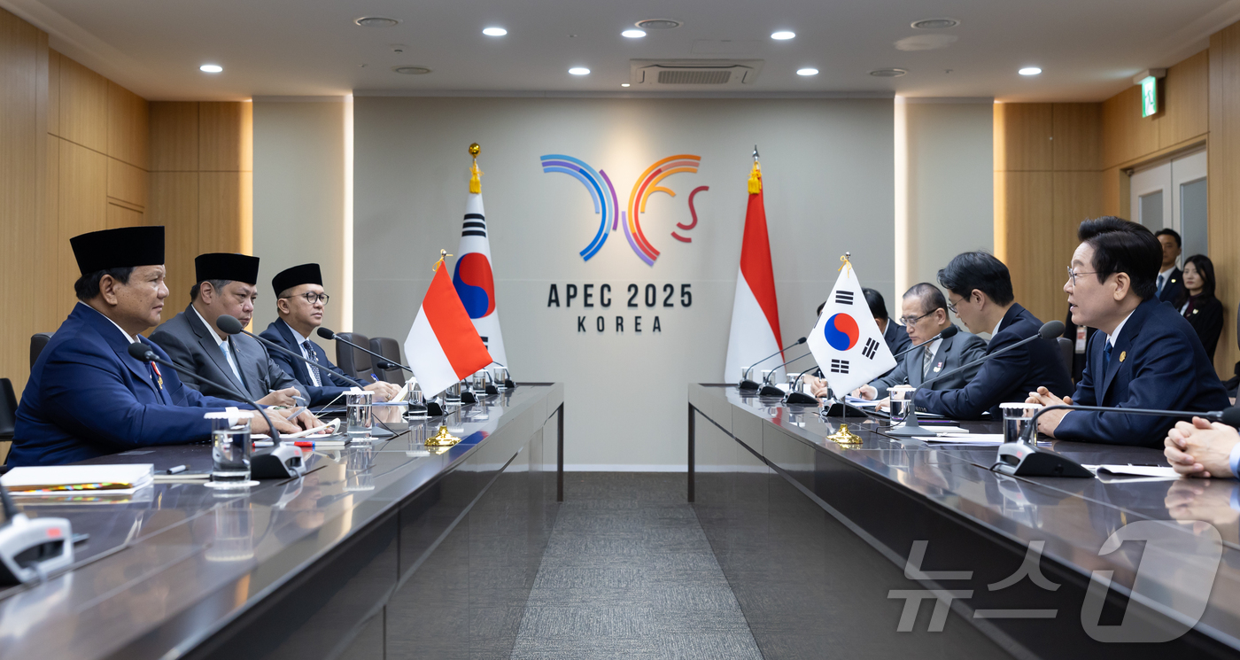 (서울=뉴스1) 이재명 기자 = 이재명 대통령이 1일 경북 경주시 경주화백컨벤션센터 APEC 정상회의장에서 열린 프라보워 수비안토 인도네시아 대통령과 한-인도네시아 정상회담에서 발 …