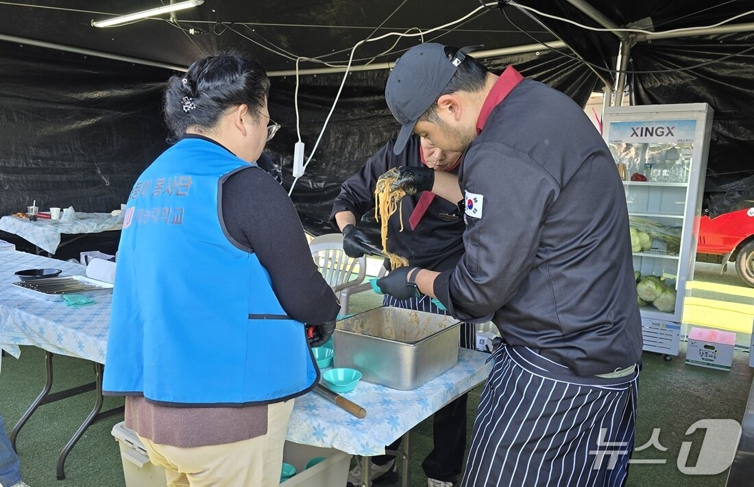 본문 이미지 - 짜장면 부스에서 셰프들이 음식을 준비하고 있다. 2025.11.1/뉴스1 ⓒ News1 유준상 기자