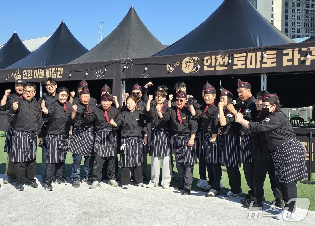 본문 이미지 - 인천 짜장면 셰프들이 점심 막간을 이용해 기념사진을 촬영하고 있다. 2025.11.1/뉴스1 ⓒ News1 유준상 기자