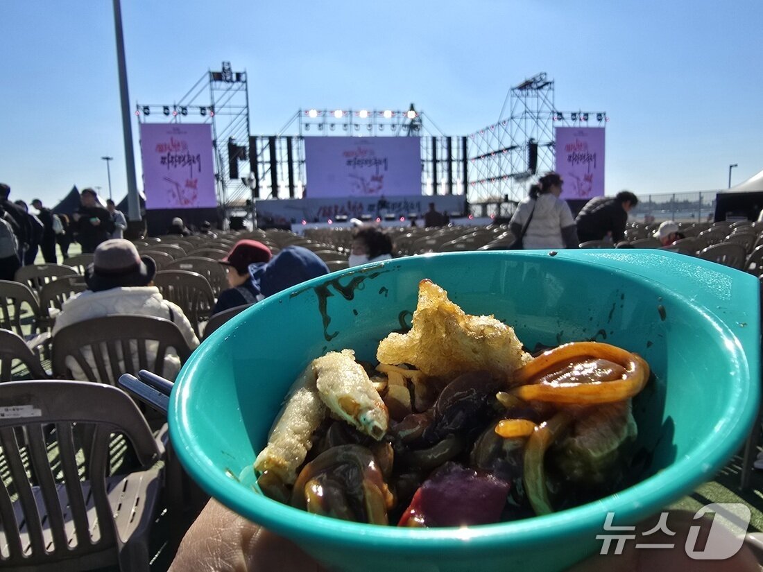 본문 이미지 - 미래 짜장면 코너의 꽃게 짜장면 2025.11.1/뉴스1 ⓒ News1 유준상 기자
