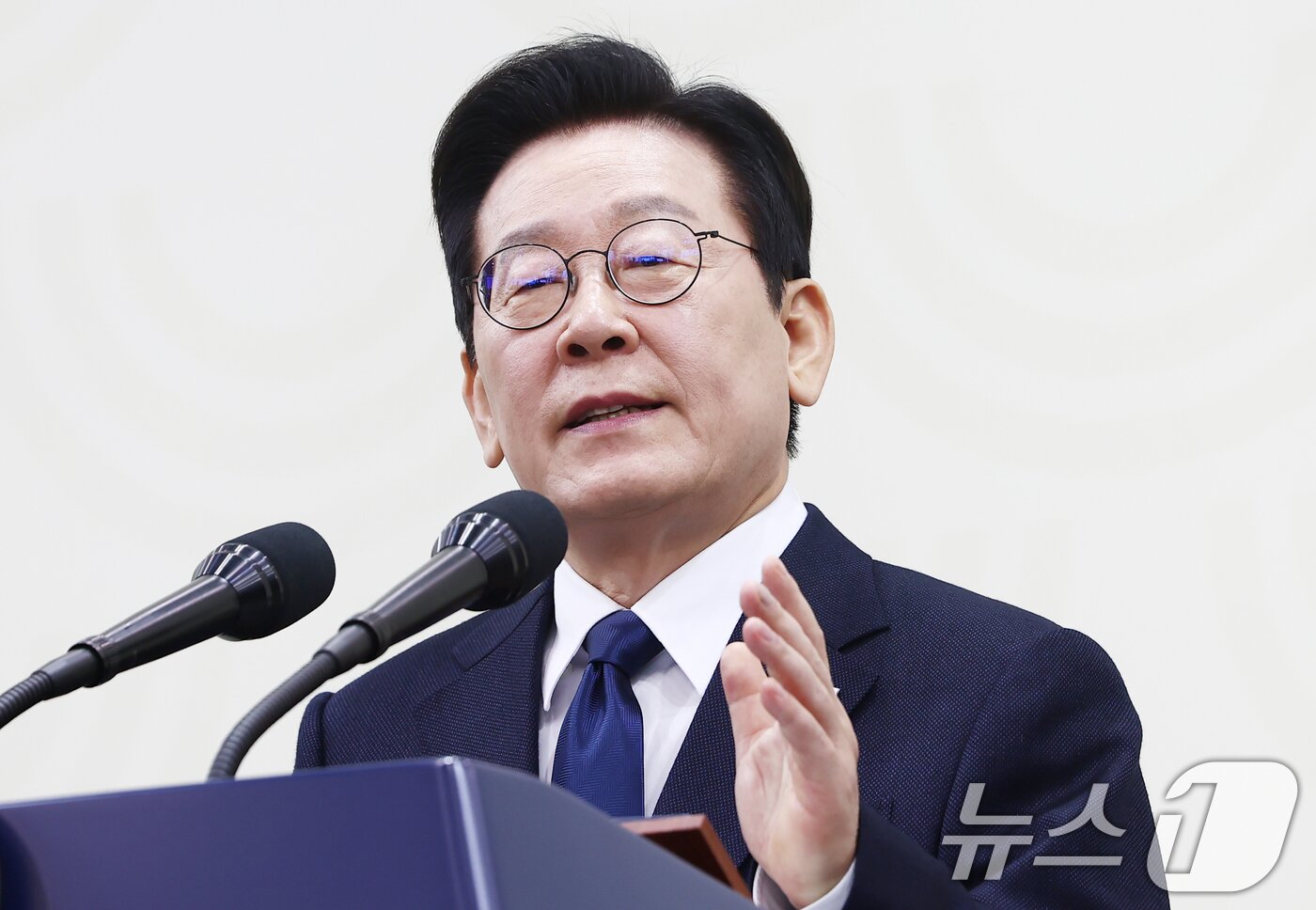 본문 이미지 - 이재명 대통령이 2025 아시아태평양경제협력체(APEC) 정상회의 폐막일인 1일 오후 경북 경주화백컨벤션센터(HICO) 인근 국제미디어센터(IMC)에서 기자회견을 하고 있다. 2025.11.1/뉴스1 ⓒ News1 김민지 기자