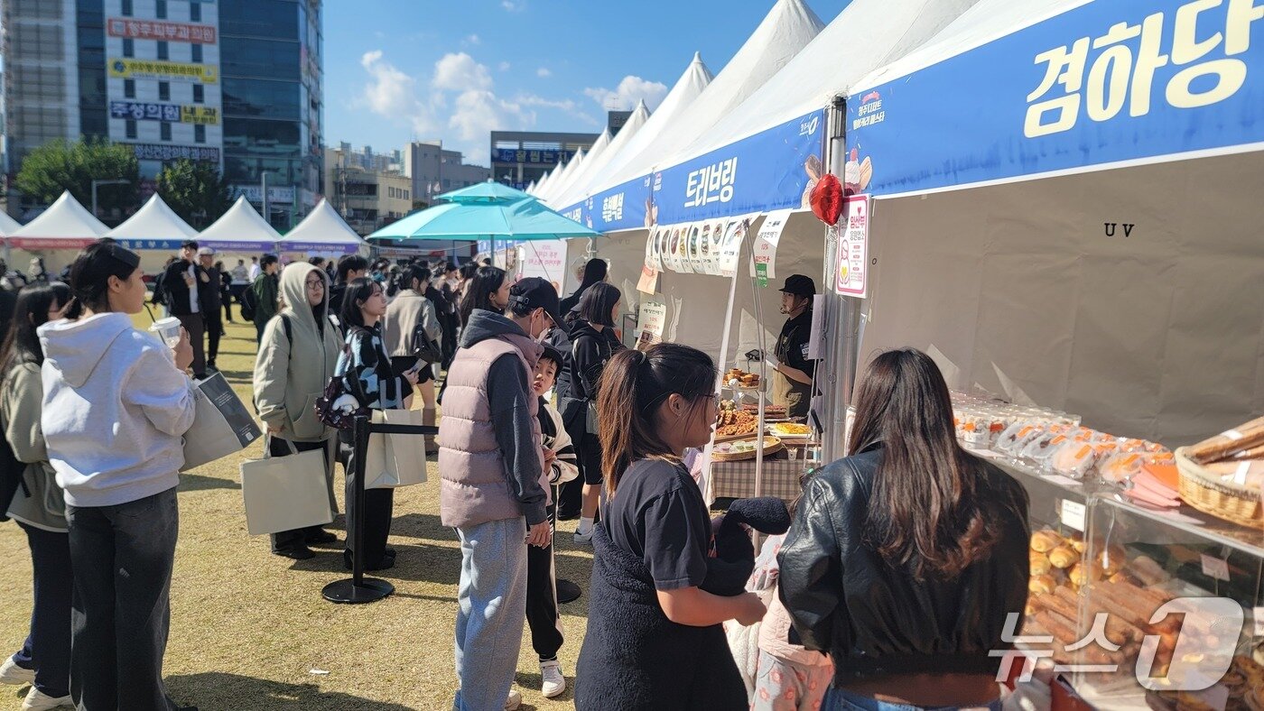 본문 이미지 - 1일 청주문화제조창 잔디광장에서 열린 '2025 청주 디저트·베이커리 페스타'가 시민들의 발길로 북새통을 이뤘다.2025.11.1./뉴스1 임양규 기자