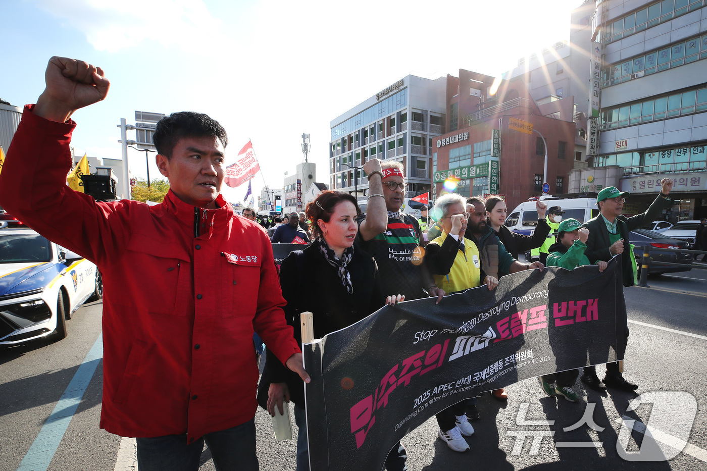 (경주=뉴스1) 공정식 기자 = 1일 오후 경북 경주시 성동동 옛 경주역 광장에서 APEC 반대 국제민중행동 조직위원회 관계자들이 집회를 마친 뒤 '2025 APEC 반대! 트럼프 …