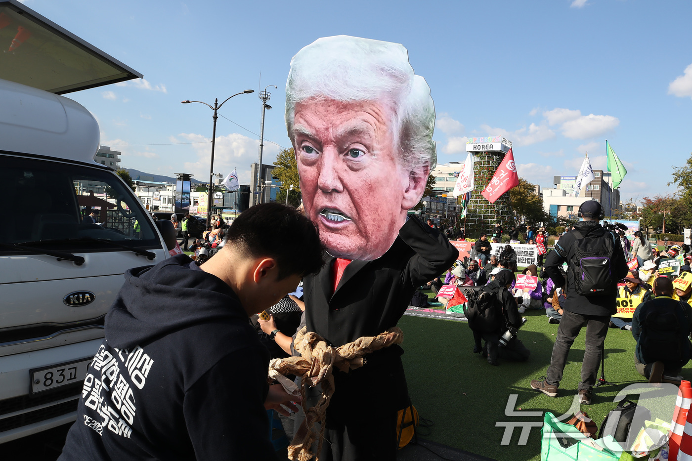 (경주=뉴스1) 공정식 기자 = 1일 오후 경북 경주시 성동동 옛 경주역 광장에서 APEC 반대 국제민중행동 조직위원회 관계자들이 행진에 등장할 모형 트럼프를 준비하고 있다. 20 …
