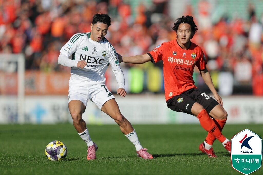 본문 이미지 - 전북 현대(왼쪽)와 강원FC는 1일 열린 하나은행 K리그1 2025 35라운드에서 0-0으로 비겼다. (한국프로축구연맹 제공)