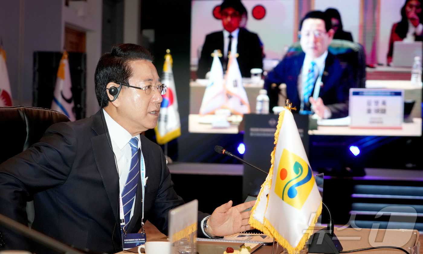 (무안=뉴스1) 전원 기자 = 김영록 전라남도지사가 1일 제주특별자치도 신라호텔에서 열린 제33회 한·일해협연안 시도현 교류 지사회의에서 탄소중립을 주제로 자유토론을 하고 있다.( …