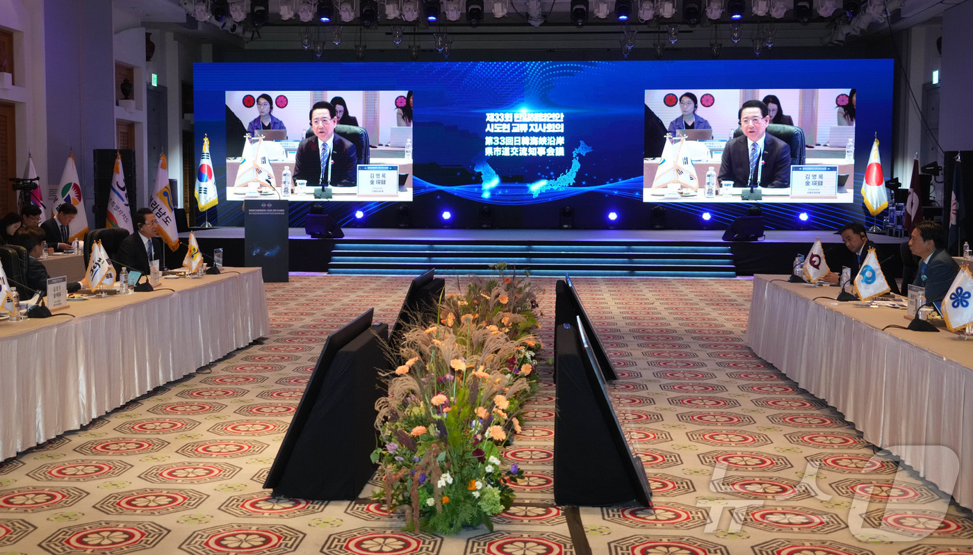 (무안=뉴스1) 전원 기자 = 김영록 전라남도지사가 1일 제주특별자치도 신라호텔에서 열린 제33회 한·일해협연안 시도현 교류 지사회의에서 탄소중립을 주제로 자유토론을 하고 있다.( …