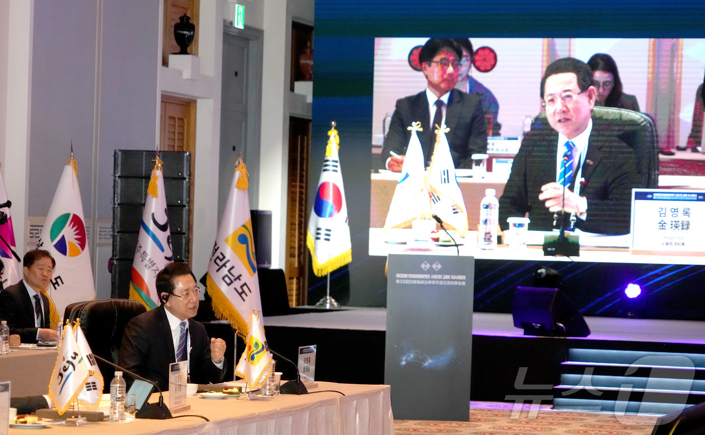 (무안=뉴스1) 전원 기자 = 김영록 전라남도지사가 1일 제주특별자치도 신라호텔에서 열린 제33회 한·일해협연안 시도현 교류 지사회의에서 탄소중립을 주제로 자유토론을 하고 있다.( …