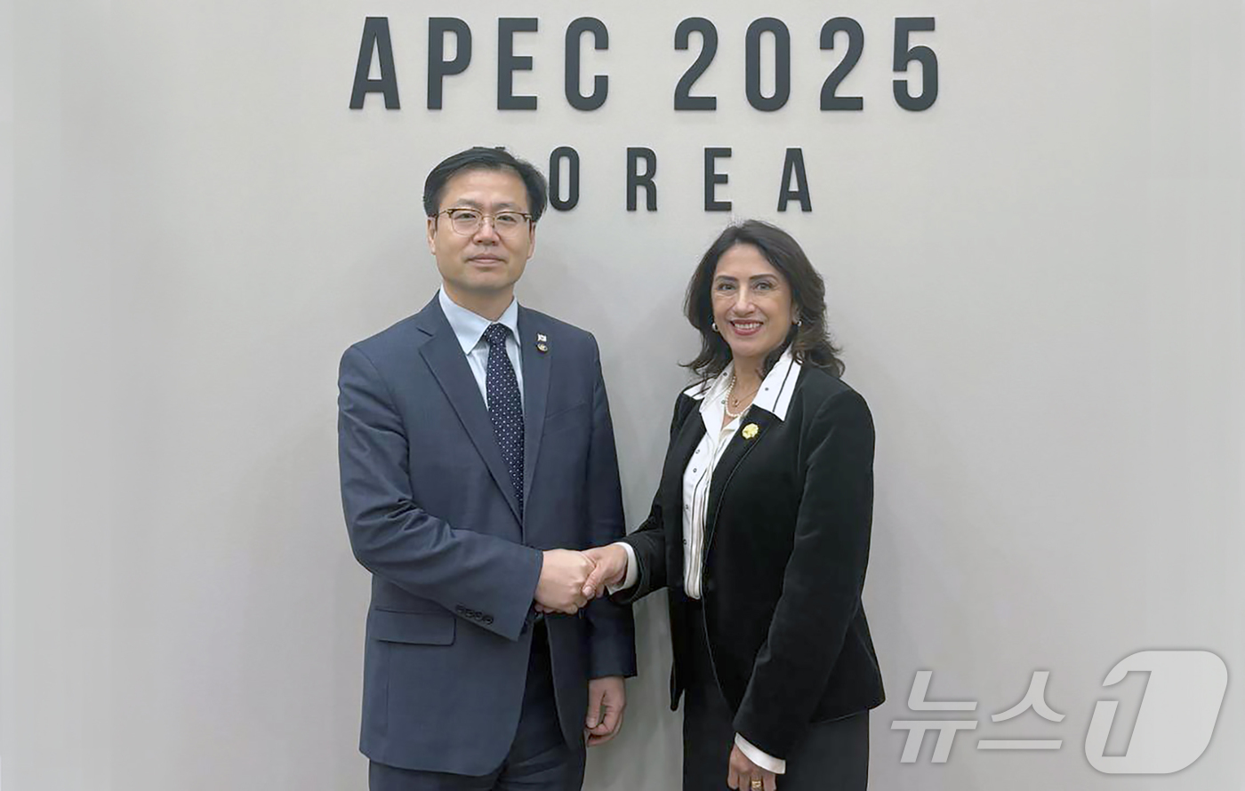 (서울=뉴스1) = 여한구 산업통상부 통상교섭본부장이 1일 경북 경주시 경주화백컨벤션센터에서 테레사 스텔라 메라 고메스(Teresa Stella Mera Gómez) 페루 대외무역 …