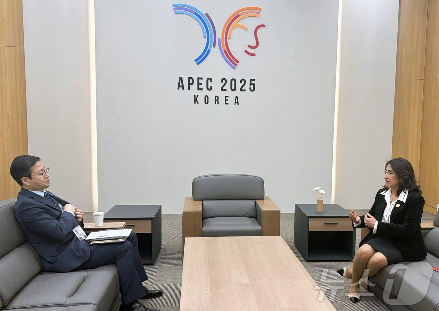 (서울=뉴스1) = 여한구 산업통상부 통상교섭본부장이 1일 경북 경주시 경주화백컨벤션센터에서 테레사 스텔라 메라 고메스(Teresa Stella Mera Gómez) 페루 대외무역 …