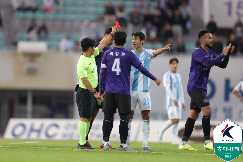 본문 이미지 - 울산HD는 1일 열린 하나은행 K리그1 2025 35라운드에서 FC안양에 1-3으로 역전패했다. 전반 추가시간 김민혁의 퇴장으로 수적 열세에 몰린 악재를 극복하지 못했다. (한국프로축구연맹 제공)