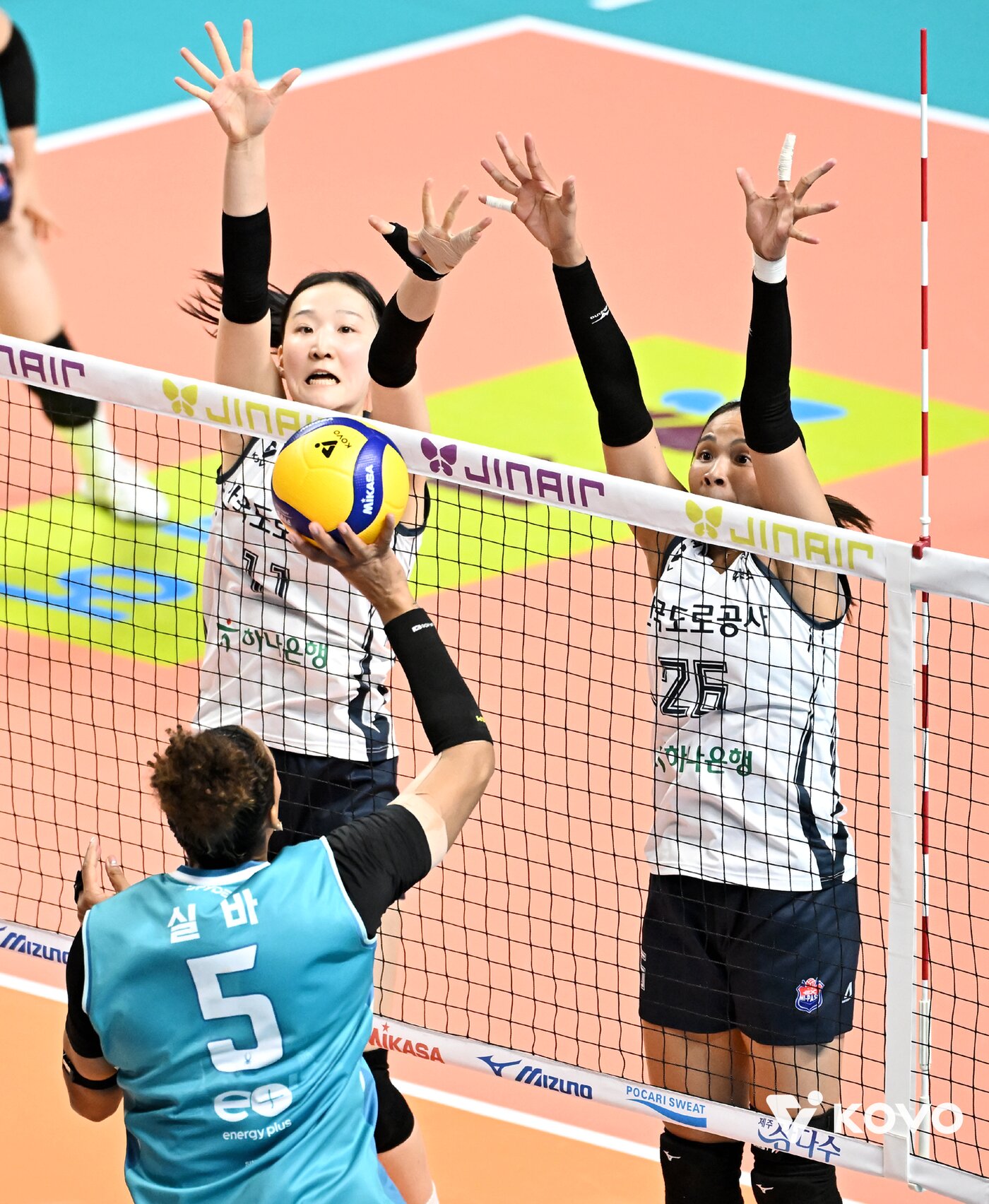 본문 이미지 - 도로공사 김세빈&#40;왼쪽&#41;이 1일 GS칼텍스와의 경기에서 지젤 실바의 공격을 가로 막고 있다. &#40;KOVO 제공&#41;