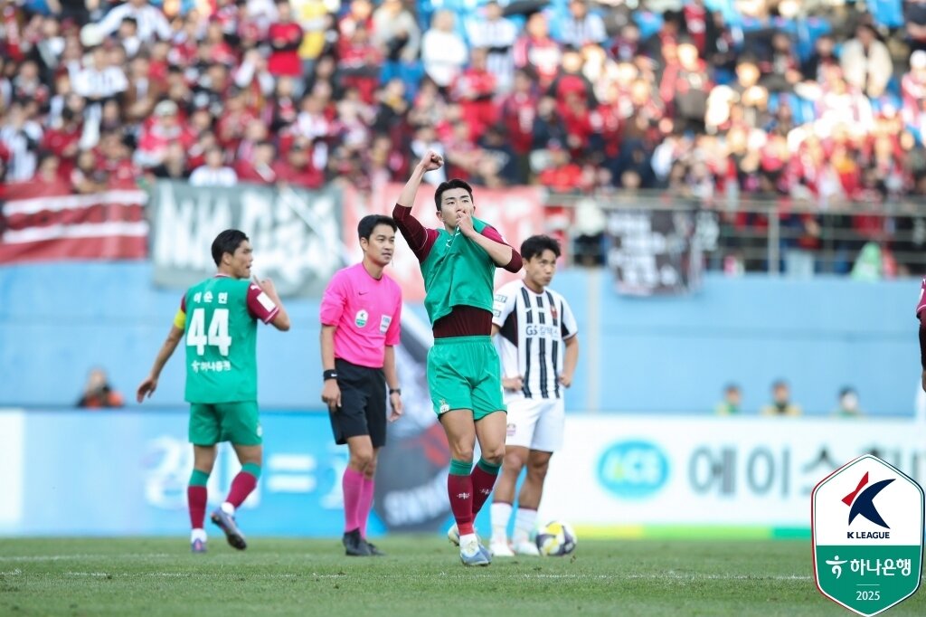 본문 이미지 - 대전하나시티즌 유강현이 1일 열린 하나은행 K리그1 2025 35라운드 FC서울과 홈 경기에서 후반 38분 환상적인 오버헤드킥으로 쐐기 골을 터뜨린 뒤 기뻐하고 있다. (한국프로축구연맹 제공)