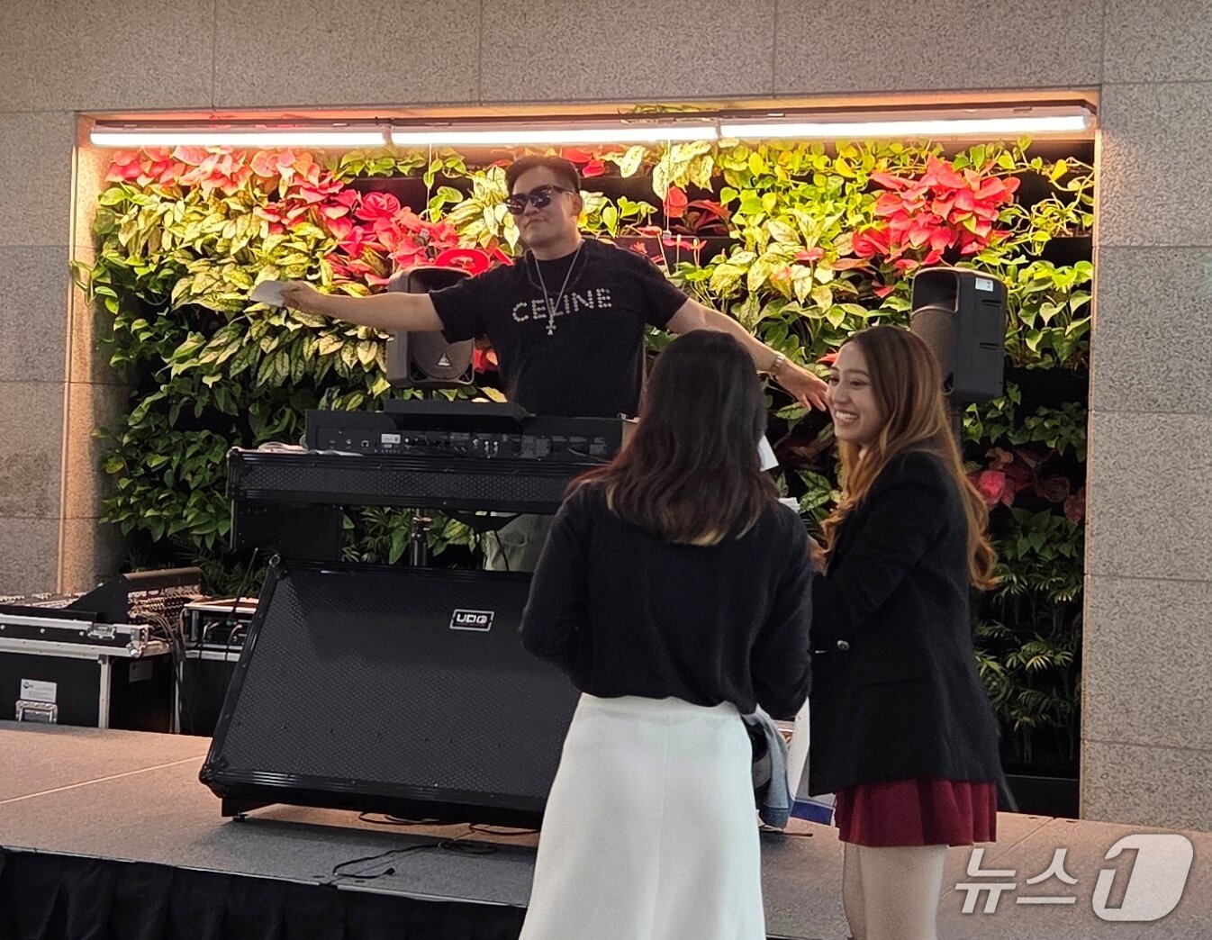 본문 이미지 - 임대진 수의사가 1일 대구 엑스코에서 디제잉을 선보이고 있다. ⓒ 뉴스1