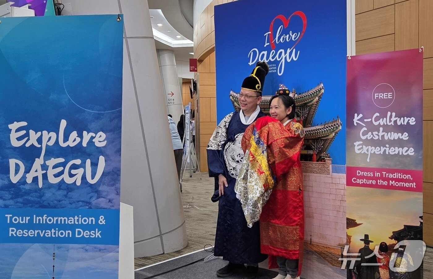 본문 이미지 - 파사바 2025 참석자들이 한복을 입고 기념사진을 찍고 있다. ⓒ 뉴스1