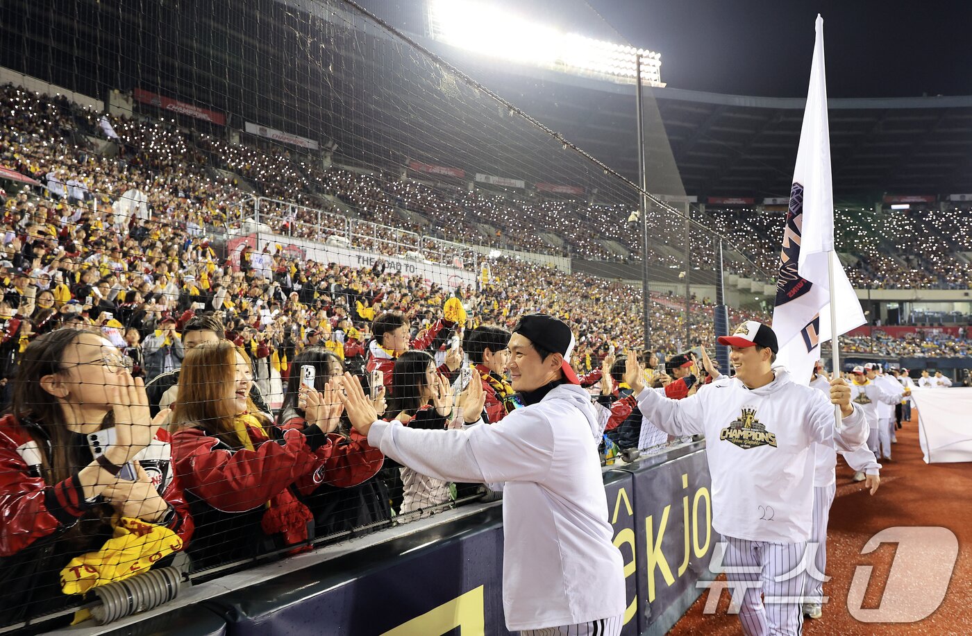 본문 이미지 - 1일 서울 송파구 잠실야구장에서 열린 프로야구 2025 한국시리즈 우승 세리머니 팬 감사 행사 &#39;더 리턴 오브 챔피언스&#39;&#40;The Return of Champions&#41;&#39;에서 LG트윈스 선수단이 그라운드 행진을 하며 팬들에게 손 맞춤을 하고 있다. 2025.11.1/뉴스1 ⓒ News1 이호윤 기자
