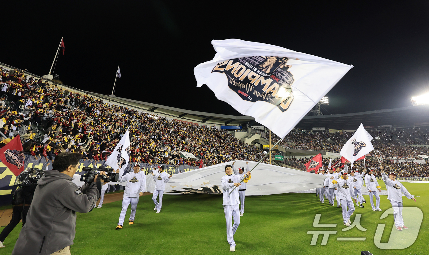 (서울=뉴스1) 이호윤 기자 = LG트윈스 선수단이 1일 서울 송파구 잠실야구장에서 열린 프로야구 2025 한국시리즈 우승 세리머니 팬 감사 행사 '더 리턴 오브 챔피언스'(The …