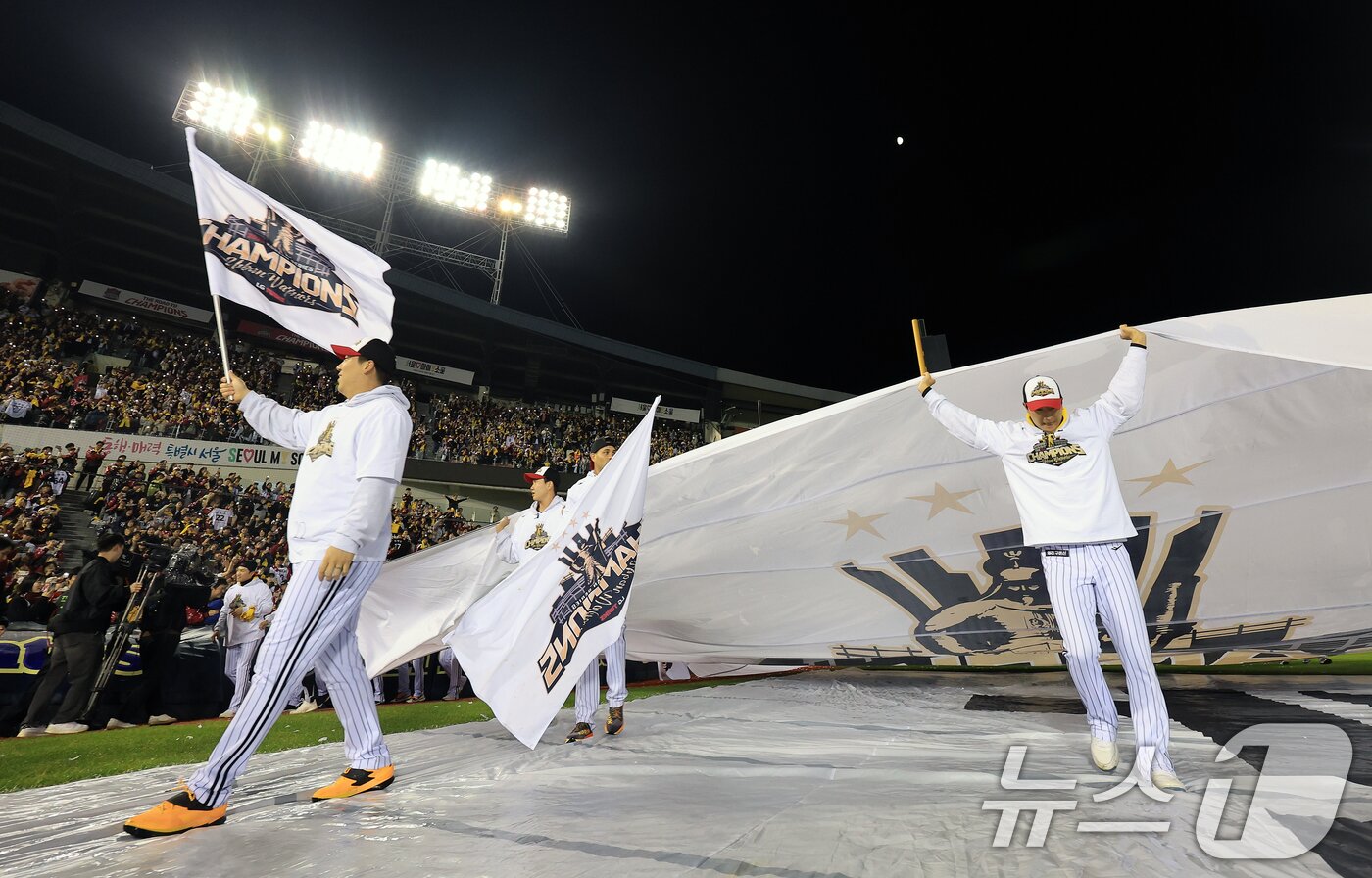 본문 이미지 - LG트윈스 선수단이 1일 서울 송파구 잠실야구장에서 열린 프로야구 2025 한국시리즈 우승 세리머니 팬 감사 행사 &#39;더 리턴 오브 챔피언스&#39;&#40;The Return of Champions&#41;&#39;에서 그라운드 행진을 하고 있다.  2025.11.1/뉴스1 ⓒ News1 이호윤 기자