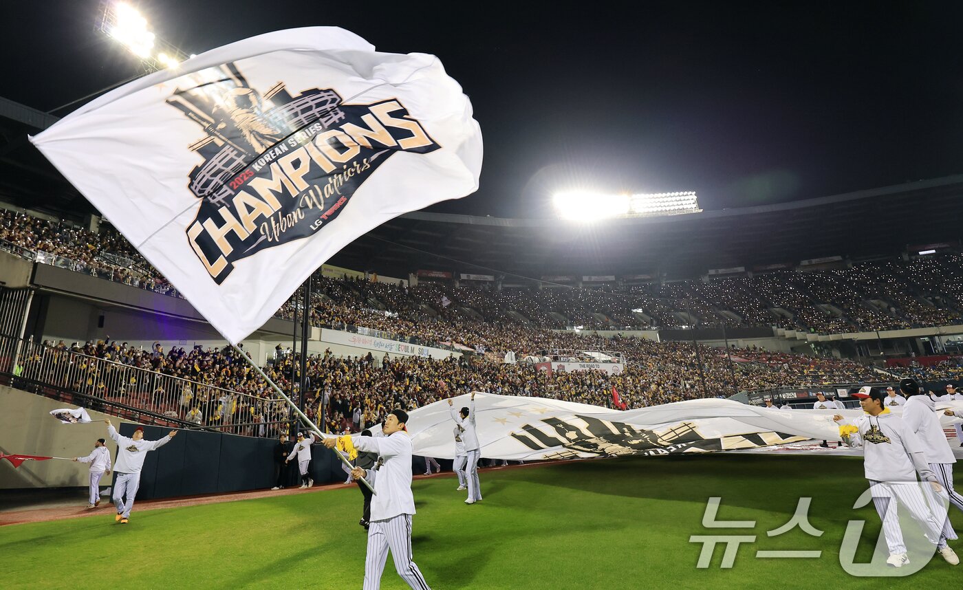 본문 이미지 - LG트윈스 선수단이 1일 서울 송파구 잠실야구장에서 열린 프로야구 2025 한국시리즈 우승 세리머니 팬 감사 행사 &#39;더 리턴 오브 챔피언스&#39;&#40;The Return of Champions&#41;&#39;에서 그라운드 행진을 하고 있다. 2025.11.1/뉴스1 ⓒ News1 이호윤 기자