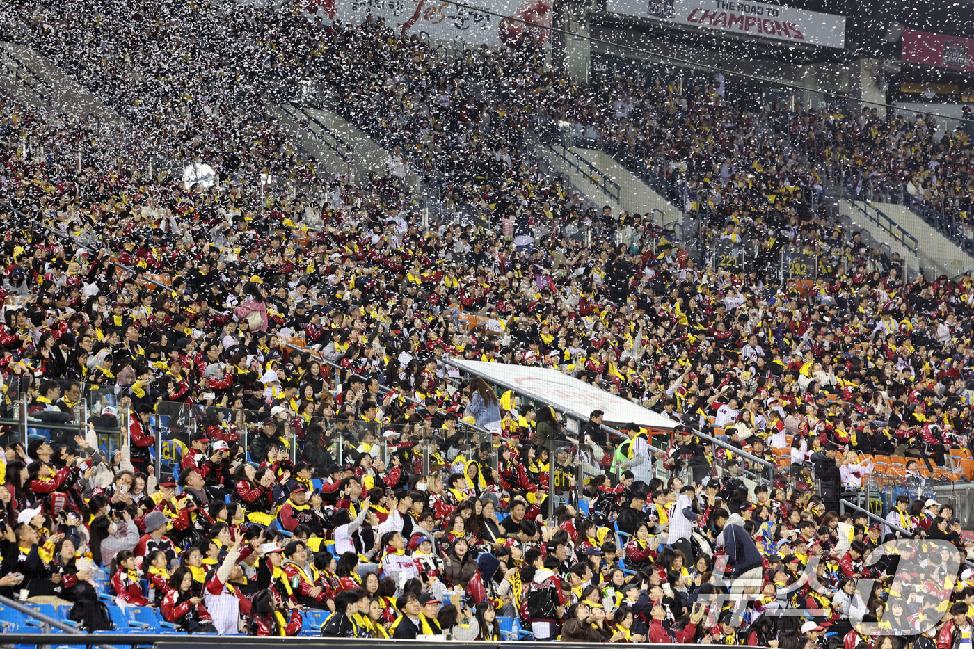 (서울=뉴스1) 이호윤 기자 = 1일 서울 송파구 잠실야구장에서 열린 프로야구 LG트윈스의 2025 한국시리즈 우승 세리머니 팬 감사 행사 '더 리턴 오브 챔피언스'(The Ret …