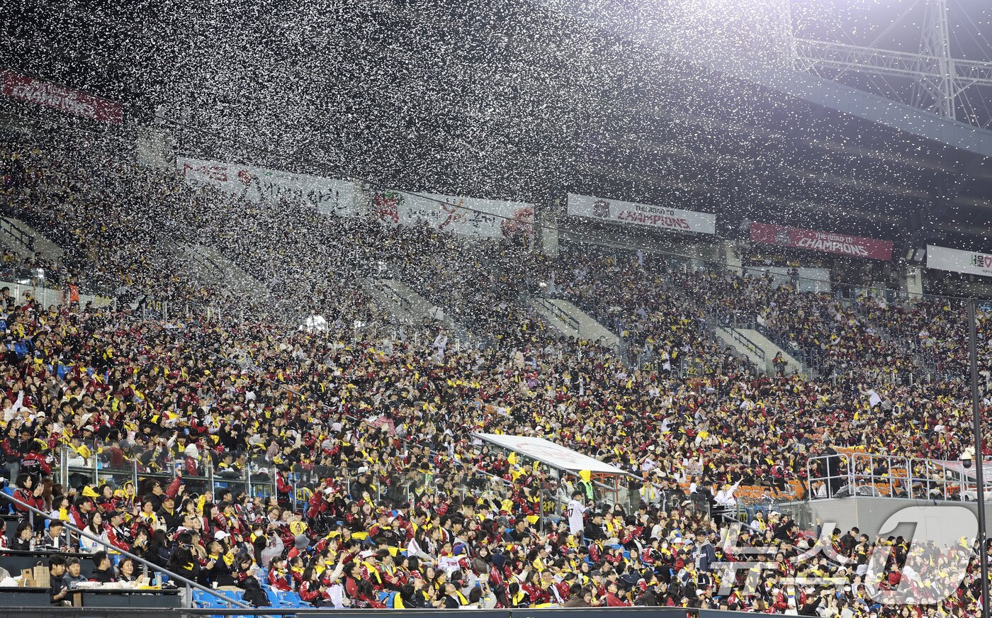 본문 이미지 - 1일 서울 송파구 잠실야구장에서 열린 프로야구 LG트윈스의 2025 한국시리즈 우승 세리머니 팬 감사 행사 &#39;더 리턴 오브 챔피언스&#39;&#40;The Return of Champions&#41;&#39;에서 팬들이 함성을 외치고 있다. 2025.11.1/뉴스1 ⓒ News1 이호윤 기자