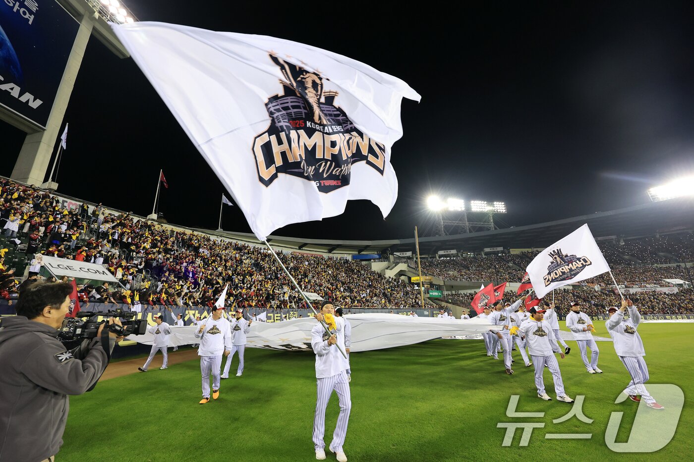 본문 이미지 - 1일 서울 송파구 잠실야구장에서 열린 프로야구 LG트윈스의 2025 한국시리즈 우승 세리머니 팬 감사 행사 &#39;더 리턴 오브 챔피언스&#39;&#40;The Return of Champions&#41;&#39;에서 선수단이 그라운드 행진을 하고 있다.  2025.11.1/뉴스1 ⓒ News1 이호윤 기자
