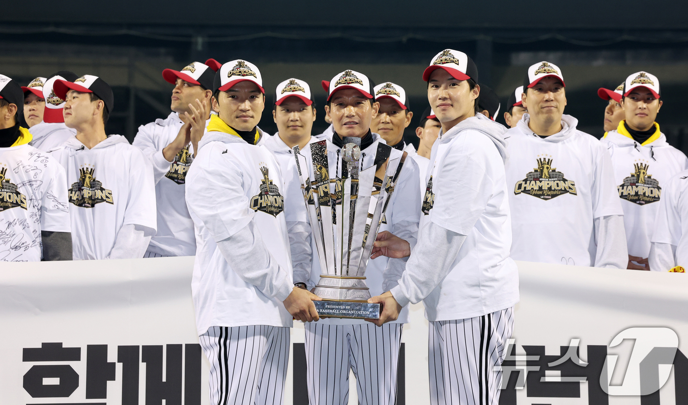 (서울=뉴스1) 이호윤 기자 = 1일 서울 송파구 잠실야구장에서 열린 프로야구 LG트윈스의 2025 한국시리즈 우승 세리머니 팬 감사 행사 '더 리턴 오브 챔피언스'(The Ret …