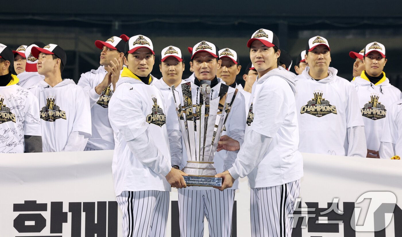 본문 이미지 - 1일 서울 송파구 잠실야구장에서 열린 프로야구 LG트윈스의 2025 한국시리즈 우승 세리머니 팬 감사 행사 &#39;더 리턴 오브 챔피언스&#39;&#40;The Return of Champions&#41;&#39;에서 염경엽 감독, 주장 박해민, MVP 김현수와 선수들이 챔피언 트로피 퍼포먼스를 하고 있다. 2025.11.1/뉴스1 ⓒ News1 이호윤 기자
